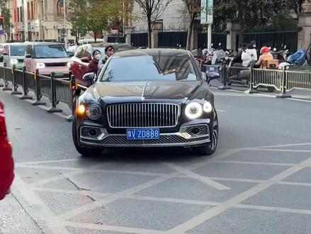 来正弘城购物的人都开什么车?