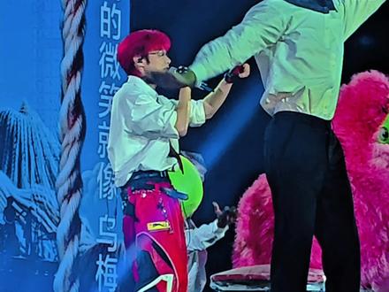 浩哥:“合照一张 和~”
粉丝:“杨丞琳!!!!”
#演唱会饭撒 #李荣浩 #黑马世界巡回演唱会 #哈尔滨