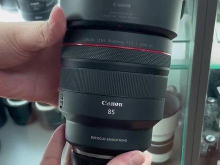 佳能在85焦段上放了大招,出了两个RF 85mm f/1.2L的镜头。一个是 DS版本,一个是非DS版本。这两只镜头有什么不同呢?
最大光圈为1.2的 85mm镜头,早就是佳能闻名于世的经典镜头。但是这一只DS版的镜头并不是沿用原1989 年EF 85mm f/1.2L 设计,而是使用全新的RF 85mm f/1.2L设计改进而来的。
什么是DS,DS就是平滑的焦外。这只DS镜头与RF85/1.2镜头的主要区别是镜头内采用了称为平滑焦外技术。在原有非DS镜头上,将其中的2个镜片上使用气相沉积涂层技术,镀上一层中间全透明,边缘逐渐变暗的镀膜。从而能够平滑焦外的性能,形成美丽的焦外散景。其原理是DS涂层让轴外光穿过镜头的光线逐渐降低透射率,从而产生具有美丽模糊背景的图像。