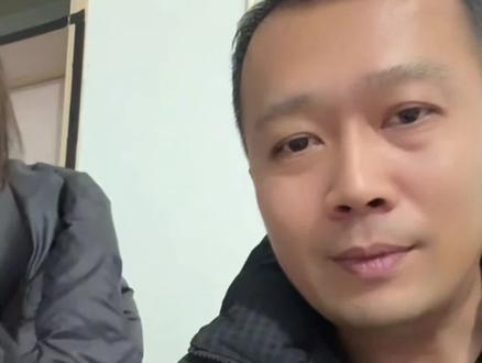 33年对儿子的思念,面对孙子就是甘宇翼,隔辈亲看哭了多少人 #我要上热门 被拐33年的甘宇翼,甘老师和甘妈妈面对亲孙子,对儿子的思念之情终于落在这一抱上!
听甘宇翼夫妇直播说起小成成,瞬间破防。
孩子在亲生爷爷奶奶家,懂事得让人心疼。
不吵不闹,格外乖巧,只是第一天,还怯生生地找爸爸妈妈。
甘爸爸甘妈妈看着眼前的小孙子,一眼就望见了33年前,那个走失的童年甘宇翼。一样的眉眼,一样的模样,是血脉的呼唤,是时光的补偿,是迟来的圆满。
33年的颠沛与等待,终于在隔辈的相守里,温柔落幕。愿往后岁岁年年,只有团圆,再无分离。#甘宇翼#拐卖#爸爸#妈妈