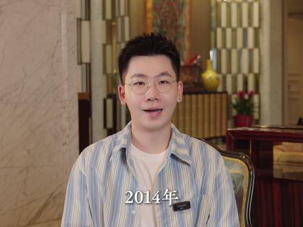 买高定=虚荣?她用十年时间书写自己和高定之间的故事 2014年,她@lulu陆陆lulu 身穿Valentino“音符裙”看秀,因与水果姐Katy Parry出席格莱美时的礼服撞衫,被人质疑是不是穿的高仿裙,她淡定回复:这种高定,全世界仅此一件,而且我穿的确实是我自己的衣服。
这次撞衫事件,她直接把“高定”这个概念带入大众的视野。如今10余年过去,她已成为国际极具影响力的高定买家,也是每年巴黎时装周、高定时装周,固定邀请的出席嘉宾。
2024年,她用自己的高定礼服举办了个人高定展,不仅能拍照记录,还可以近距离触摸、感受高定面料,让高定艺术更有延续价值及意义。#高定 #高定礼服 #高级定制 #水果姐 #时尚文化