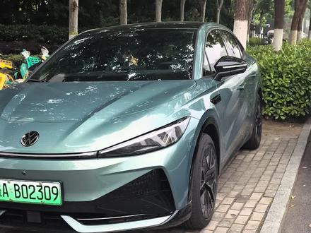 与众 07,销量可期👍 中国狼堡安徽合肥金标大众旗下与众07于5月23日如约上市,和改款升级版与众06同步发布,个人认为07性价比远超06,上市特惠价让我这个已于一个月前拿到员工福利优惠租赁内测车使用至今的07用户心动!好期待与众07员工购车优惠方案哦,之前的与众08员工购车优惠方案特别吸引人!
与众07使用一个整月的的感受优缺点总结:
七大优点:1、跨界轿跑外观简约时尚大气拉风,我本来纠结于被分配的星夜绿色款过于年轻,自己年过半百的大叔驾驭不了,但实车绿色低调沉稳不失活力,是主打广告色,购车需加价2500元,租赁价格都一样,赚了赚了;2、天窗前半部分可打开,后半部分是天幕,带完整遮阳布帘,既保证良好的通风换气,又防止夏天车棚过热,这在很多新能源电车上非常稀缺,大部分新能源车都是不可开启的一整块玻璃天幕,更惊喜的是轮胎用上了自修复缺气保用款;3、内部横向和纵向空间比我之前的奥迪Q5都要宽敞很多,07比轿车高10公分,比传统SUV矮10公分,在确保空间充裕的同时,驾驶风阻和过弯倾侧都比SUV小,大爱大爱;4、满载最小离地间隙142厘米,电车电池在最下面,只要有超过4毫米的划痕按厂家政策就不给予三包了,属人为损坏,所以电车离地间隙很重要,比油车更重要;5、车身扎实紧凑,笼式结构安全性高,用料做工秉持大众合资车企的高标准,车身和漆面耐腐蚀防生锈,底盘刚性韧性都很足,转弯半径小到4.7米,城市停车场进出超级方便,高速跑时速170公里稳稳当当,高速过弯倾侧无感,继承了大众机械素质的优秀基因,电控系统是和国内头部企业小鹏联合开发的,适合国内复杂路况需求,综合素质吊打同价位很多油车和电车;6、续航持德国人的严谨态度不虚标,我目前的59.9度电版本市区通勤代步足够,WLTP表显446公里,实际全程开空调能跑到470公里,周边2小时车程的短途来回无压力,现在每个加油站都有快充,上个厕所休息一下就满血复活,市区内的充电桩站点比加油站更加密集,充电补能和油车加油一样快捷了,毫无续航焦虑,而电费和油费比简直是便宜得不要不要的啦;7、座椅终于学乖走国产大沙发路线,软硬适中,一改以前大众椅背太直椅面太平的结构,变成椅面内凹下沉椅背随脊椎弓形自然弯曲的人体工学造型,乘坐舒适度大大提升。
七大不足:1、智驾基于小鹏纯视觉方案,期待增配激光雷达的高阶智驾驶版本上市;2、测试车系统还常些小BUG,需重启解决,虽不影响安