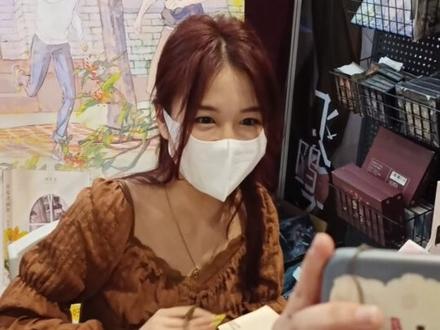 #稚楚 #可爱过敏原 #cp29
楚楚真的好美!又美又温柔!一直在说我们辛苦了,怕签不完,本来是想跟她说那个信让前面的姐妹送去已经给她了,但是因为我当时签的很靠后了,时间很紧,没来得及说,开始跟她讲话的时候真的好紧张,又紧张又激动,脑子里都不知道说什么了😂