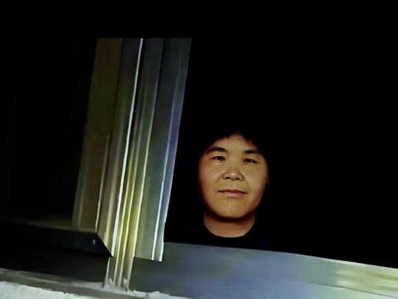 梅姨终于落网了:还记得小时候经常扒在窗户旁边的这个女人吗! #梅姨