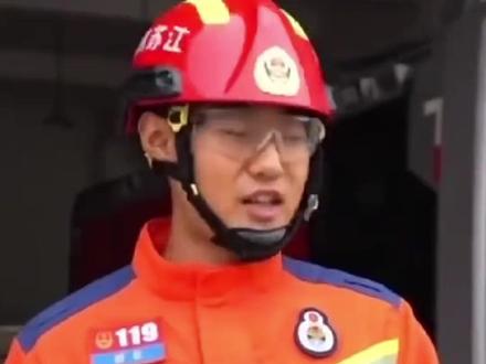 “鲨鱼夹”发卡的佩戴位置大多位于后颅窝,一旦发生意外会有生命危险!(央视频号:新闻来了)