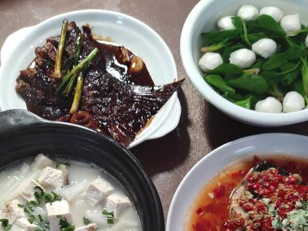 挑战一条鱼做一桌菜 今年过年就节约一点,
花了20买了一条鱼,
今年的年夜饭就指望这条鱼了,
看这条鱼能做几道菜,
关于每道菜的详细做法,
我将会在下面的视频一一讲解,
最后祝大家2026年马到成功,
马上发财。
#家乡菜 #年夜饭 #年夜菜 #家常小菜 #在家做