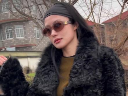 第一批回村的小姨已经出片了
#新年穿搭 #回村过年的你 #时髦小姨
逼我妈雨中运镜
祝大家新年快乐