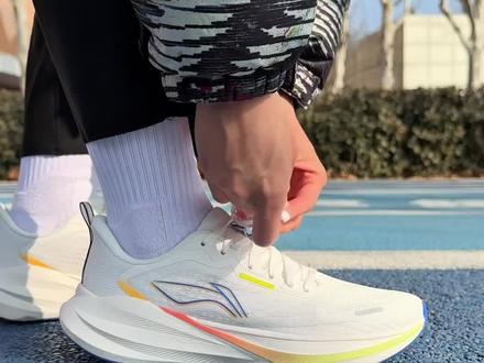 二开就拿下⁉️多场景适配,妥妥的校园好鞋啊‼️ 那其实对于像我这种学生党来说啊,还是需要一双跑步通勤一手抓的跑鞋!最近在穿的这双李宁吾跃4就非常奈斯啊!也是穿着实测有一段时间了,来给兄弟们说说我的反馈吧~#跑鞋 #马拉松跑鞋 #运动装备 #学生党 #体育生