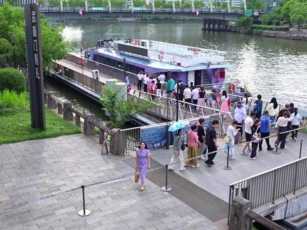 杭州周末去哪|3块钱坐船,香积寺小河直街拱宸桥全打卡 🚢「水上巴士1号线」,从武林门码头出发
先去香积寺(地铁3号线直达),旁边就是大兜路,梧桐树荫下慢慢逛。
拐进小河直街,踩一踩江南的大“运”,在花船码头拍张合影。过个马路是小河公园,工业风油罐里光线落下来,很治愈。
沿运河走到桥西历史文化街区,登上拱宸桥,看千年古渡的风光。
最后在拱宸桥附近找家小馆子,吃一顿地道杭帮菜。
这条不赶时间、超顺路的杭州京杭大运河一日游路线,直接照着走就行~
#杭州水上巴士 #京杭大运河 #杭州旅游攻略 #杭州周末去哪玩 #青年创作者成长计划