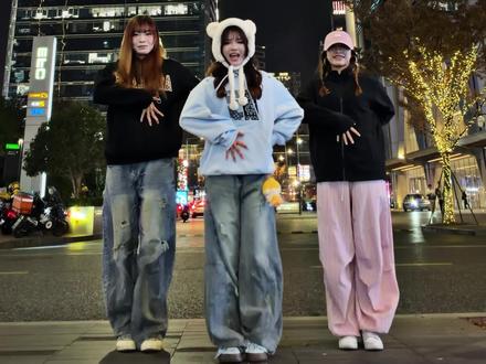 快拉上你的好朋友拍!简单又好玩哈哈哈 #滑溜溜海豹舞挑战 #抖音热门舞蹈计划#一学就会系列#快和你的姐妹拍#抖音舞蹈年终盘点