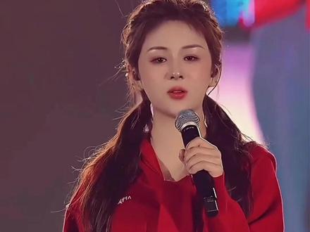 网红“鼻祖”花姐,只因一首歌让无数人下载抖音 花姐,一个非科班出身的农村妇女,凭借沙哑且有故事的嗓音在抖音上一夜成名。她的歌曲如《夜之光》《狂浪》等引发广泛共鸣,精准击中普通人的情感痛点。经过10年努力,花姐从大排档歌手成功登上春晚舞台,实现了人生的巨大转变。#花姐