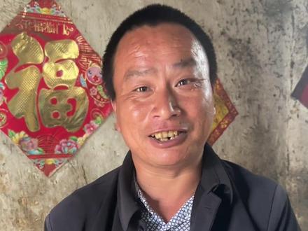 年少便历经离别至亲四散,相伴半生的父亲也已然远行,独留他一人直面生活。好在三叔始终不离不弃,默默帮扶,成了他往后日子里最踏实的依靠。#守村人的故事 #农村生活 #我的乡村生活 #热点 #可怜的孩子让人心疼 @DOU+小助手 @DOU+上热门 @生活服务热点中心