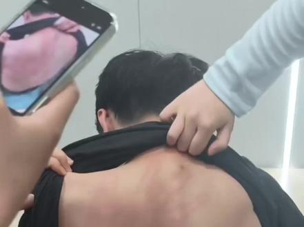 川渝暴龙,看起斯斯文文的,下手可不轻,娶川渝婆娘,享背时人生,#川渝暴龙