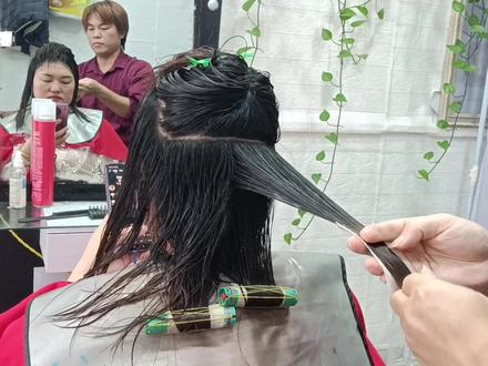 今天来了个靓姐姐,找云哥烫个梨花卷。 #剪烫 #烫发教程 #热烫 #中发