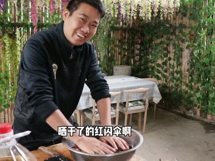 野生的干蘑菇炒肉,又辣又下饭,大山里的美味佳肴,母子俩说好吃