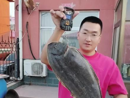 今天再炖个四斤2两的鳎目鱼,千咕嘟肉,万咕嘟鱼,铁锅炖得真是好吃哈,鳎目嘴真是一绝哈😊#鳎目鱼 #渔民生活实拍 #海鲜原产地 #渔民日常 #大海的馈赠