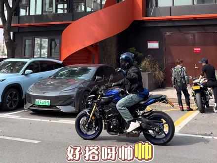 很会穿搭的骑士小哥哥(男摩),今天给他“上个电视”📺 蓝色的车蓝色的头盔蓝色的包蓝色的手套,点缀的很完美😍#机车俱乐部 #摩托车俱乐部 #机车驿站 #摩友打卡地 #溜车好去处