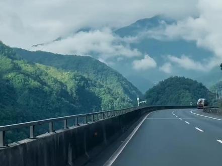 高速服务区现“野人”小孩? 当地:不存在虐待情况 #服务区“野人”小孩家有房车常旅游 #高速路现“野人”小孩 #云南 #自然教育 #未成年人保护