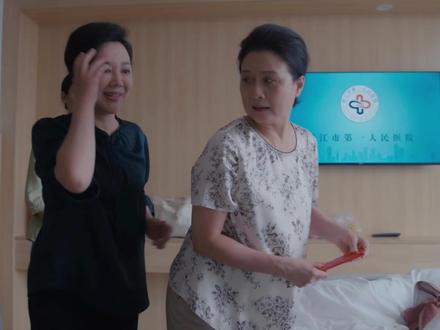 #时光正好全员被大姑支配 #大姑包揽照料工作 老爷子/杜源 生病后在医院,大姑/梁丽 提着大包小包来帮忙,妈妈/穆丽燕被热情惊到,大姑还拉着兰香/卢卓婕 安排后续工作,李临/保剑锋 真是没说错,是被大姑支配的一生。#电视剧时光正好