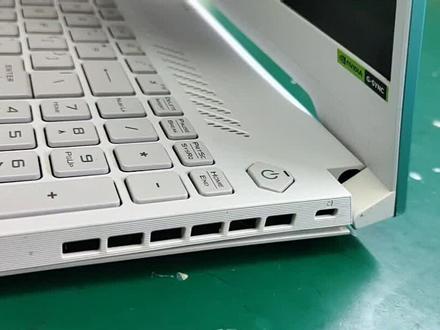 华硕天选系列笔记本开合翘起,换c壳,分享给有需要的您们! 抖友到店,华硕天选系列笔记本c壳处开合翘起(如图所示,这个型号的常见故障)一般解决为更换c壳或者用ab胶固定。与用户沟通后,更换原装c壳,现场拆机更换,立等可取。
类似联想小新,联想yoga,联想thinkbook系列,华硕天选,华为轻薄本,戴尔灵越系列,微星gp76gs75等系列,容易出现类似的问题,一般为更换c壳或者A壳。常见型号配件均有现货。武汉的宝子们,若您有相关类似的问题,都可以沟通交流下哈!感谢您们!
分享给您一段治愈语录:人生南北多歧路. 君向潇湘我向秦 此后人间多宽敞 ,南来北往不遇卿…
人生道路上,经历过许多次别离,回头看看,更多的是生活的五味俱全,也愿自己能够走出这段婚姻的内耗…#武汉电脑维修 #武汉笔记本维修 #华硕天选 #鑫升升电脑科技维修中心