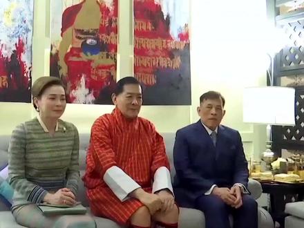 泰王会见不丹太上皇,苏提达王后全程伴驾,在外交场合状态谦卑