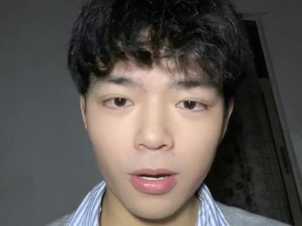 很多人以为 RIP 就是英文 Rest in Peace。
但其实 RIP 最早来自拉丁语:
requiescat in pace。
意思是:
“愿他在安宁中安息。”
发音大概是:
re-KWEE-es-kat in PA-ke
这里还有一个冷知识:
requiescat 不是普通动词形式。
它是虚拟语气(subjunctive),
意思类似于:
“May he rest in peace.”
所以 RIP 本质上其实是一种祝愿。
#英语 #单纯考拉 #教学 @DOU+小助手 @DOU+上热门