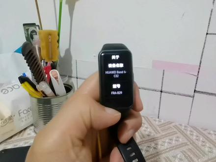 华为手环6表带如何拆卸,学会了就可以给佩戴很久的手环换表带了#智能穿戴 #智能手环 #表带拆卸教程 #华为手环6 #抖音热门 #抖音小助手dou上热门