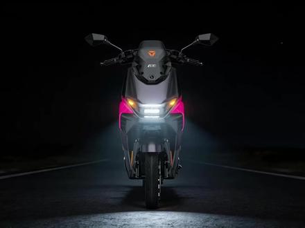 一条视频看懂
冠能白鲨Ⅱ · 灯光升级
#冠能白鲨Ⅱ 灯光系统
氛围感:氛围灯&智驾小蓝灯
便捷性:超车灯&转向灯回正
#产品GTM #雅迪新品
#智能进化跃级高配