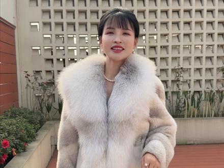 雇主决定卖掉房子 没想到引起了两位保姆的争吵 姐妹们,今天我和大猫决定要卖掉我们19年买的一套房子,没想到我家两个保姆都抢着想买这套房…卖个房,没想到还成一道“难题”了....