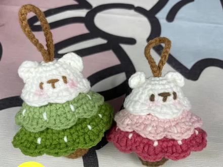 #dou上热门 @DOU+小助手
小熊圣诞树来啦~钩织教程第一部分,非常容易的一款圣诞树,新手也可以完成哦,马上圣诞节了,快给你的好朋友安排上吧🎄🎄🎄会的朋友可以直接点击主页查找前几期视频图解哦
🧶:苏苏姐家4股毛线
钩针:2.3mm
#小熊圣诞树 #钩织教程 #圣诞节钩织