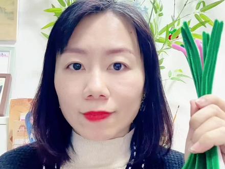 你想要一个圣诞树冰激凌吗?陪孩子玩玩吧 #扭扭棒 #手工#圣诞树#摆件#圣诞节