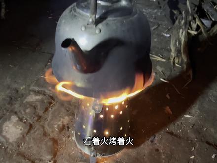 一辆蜗牛用坏的电热壶做爆燃柴火炉,来看看怎么做的?效果咋样?#柴火炉 #炉子 #户外
