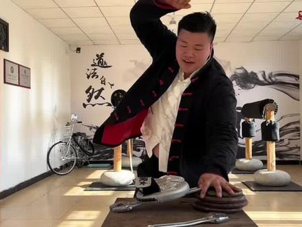 游生刚拜师就揭密鸽武缘打扳手,鸽武缘最后三下真炸裂,游生:师傅去把他打直了 #鸽武缘 #游生 #打假