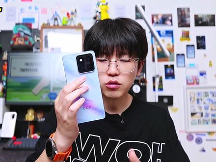 iQOO15T真体验,我憋了一肚子话想说~ 没有花里胡哨的整活,只有从真实的用户角度的深度体验,iQOO15T天玑9500monster跟9500有区别吗?2K屏幕玩游戏,视效会更好吗?8000mAh大电池玩起游戏还够用吗?它有哪些亮点,又有哪些不足,它值不值得买,看这一个视频就够了~#iQOO15T #数码科技 #内容过于真实 #差评帝测评