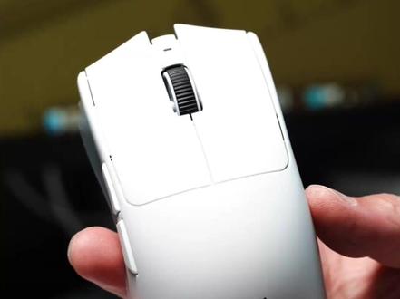 雷蛇毒蝰V4pro上手实测轻稳准! 雷蛇毒蝰V4pro
相较于上一代v3
它升级到了第三代focus pro 50k光学传感器
外观依旧是极简低调的设计
磨砂的质感也不粘指纹
实用性很强
右手对称的造型 线条干净利落
没有多余的花哨灯效
主打的就是一个电竞实用性
50g的重量拿在手里的感觉就是轻
抓握指握都很舒服
第四代的雷蛇光微动点击脆
触发清晰声音也好听
50k传感器定位准 不飘枪
搭配第二代打hyperspeed无线技术
原生的8000hz轮询率
用起来无线跟有线的几乎没区别,完全感受不到延迟感
续航方面在1000Hz模式下能够提供180小时的长续航
8000hz模式下能够使用45小时左右
这次采用了全新的第二代无线接收器
半球型的设计外观
不管是重量、信号强度、稳定性,
还是状态指示灯,全都做了彻底革新
如果你还没有感受过雷蛇的游戏鼠标
那这款毒蝰V4Pro会是你的一个毕业之选 #雷蛇毒蝰V4 #游戏鼠标推荐 #雷蛇鼠标 #游戏鼠标选购指南 #当我开始只买对的不买贵的