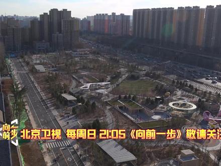 #北京石景山玉兴园开门难题 石景山玉兴园小区仅有一个北门,居民每天为出行拥堵所困,“出小区上主路竟要一小时”。为解决难题,小区计划增开南门,却陷入“一门两立场”的僵局:多数居民呼吁开门畅行,部分居民担忧自身利益受损。“少数服从多数,但我的权益谁保障?”一扇门,牵出社区治理中常见的共识之困。今晚21:05北京卫视《向前一步》,邀您一同走进现场,看多方能否走向理解,在对话中寻得前行之路。#btv向前一步 @抖音小助手