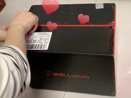 第一次在京东上买奢侈品 满心欢喜的拆包装 咦 包装盒都没有 好在鉴定是正品 嗯 放心了 没盒子也忍了