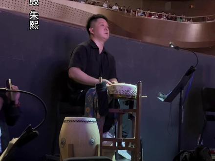 你们是在什么时候熟悉的乐队老师呢?在你们看不到的乐队池,其实乐队老师很忙也很辛苦,一起来看看经典唱段(辕门外三声炮)是怎么伴奏出来的吧!#现场实拍 #乐器演奏 #台前幕后 #谁说戏曲不抖音#豫剧