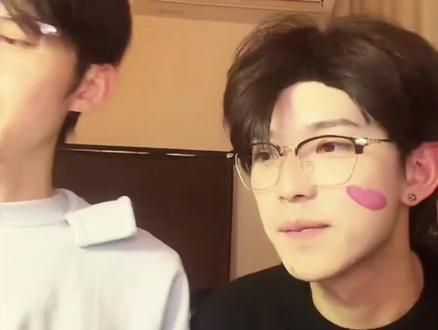 李歪歪老师教学煮雨波老师,太有节目了哈哈哈
友谊长存@煮雨波 @李歪歪 #煮雨波 #李歪歪 #煮雨波的上课日记 #直播录屏 #数学