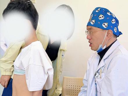 脖子前倾毁气质!每天带娃练这2个黄金动作 轻松告别含胸驼背! #含胸驼背 #不良体态 #肩膀内扣 #脖子前倾 #抖出健康知识宝藏
