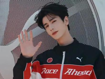 上海超级沉浸的F1车队P房来啦~ #张凌赫 想想都激动!
#东方新娱乐