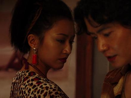 《命悬一生》道哥小火炖走地鸡,但鸡未炖熟他就没了 故事以一桩北方海岸至南方密林的跨地域追凶案为主线,包含木箱藏尸、杀夫埋尸、荒野陈尸、街头横尸四个案件,该剧融合悬疑与喜剧元素,通过方言梗展现黄轩与白宇帆的第三次搭档演出。#命悬一生 #悬疑电影