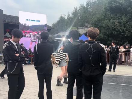 瑶瑶带领的001男团也太好看了!!@AI瑶瑶• 银河系001|团队招优PGY @001-王林🍃 #团播 #AI瑶瑶