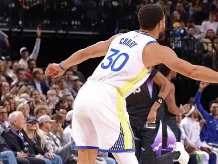 库里穿着科比6崴脚了,暂停期间换上了韦德之道12!他对李宁品牌有了绝对信任,是否预示着会签约李宁呢?#库里要求换李宁鞋 #库里