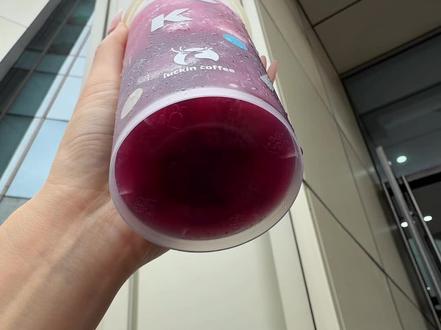 明天你们都去喝瑞幸的新品雪酪芝士葡萄啊!#不是所有拿铁都叫特仑苏专属牧场拿铁
#瑞幸韩美林马年联名
#和姐妹们一起喝点粉色的液体
#顶级年味助攻出现了
#年夜饭来一道马年创意菜