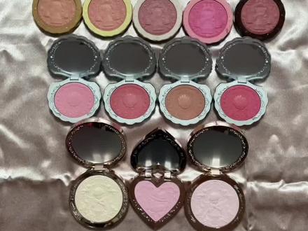 花知晓 缎光腮红+哑光高光 对比
无广纯分享!橄榄皮真实试色原相机无美颜无滤镜
【邦尼花园】
01毛绒雪兔(哑光肉粉白)
02晚安邦尼(烟粉奶茶色)
03芭蕾舞裙(芭乐甜粉色)
04鸢尾花园(薄藤粉紫色)
05梦游仙境(偏橘蜜瓜色)
【甜心小熊】
01杏仁曲奇(杏仁裸米色)
02花园野餐(奶油蜜桃色)
03玫瑰香颂(灰粉玫瑰色)
04甜心草莓(草莓玫粉色)
05小熊饼干(红豆赤茶色)
【贝壳珍珠】
01樱花珍珠(粉嫩膨胀感)
03珊瑚贝壳(偏粉的珊瑚色)
04沙滩海星(日杂感土杏色)
05草莓泡泡(偏粉的草莓红)
【小天使】
M01 苍白花冠(米调白色)
M02 天使草莓(冷调粉白色)
【奈娃】
03 奈娃草莓(粉调膨胀色)
#国货彩妆 #缎光腮红 #哑光高光 #橄榄皮 #Lolita