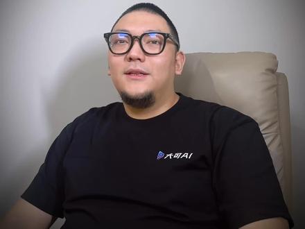 紫薯精一句台词,让刘文祥3000家店爆单 周小闹"饭店寒假工"系列42集播放27.8亿次,虚构角色紫薯精一句"全世界指责你,我带你吃刘文祥",让全国2700+门店爆单,武汉单店日营收破1.7万。关键是——零广告费。品牌没花钱,创作者没收钱,剧情植入比硬广强一百倍。#紫薯精 #刘文祥 #麻辣烫 #周小闹 #品牌营销