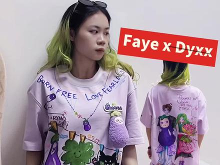 DYXX茄尔斯联名T恤🍆猫的设计师改造款来啦
当拥有一件联名t和一盒织物彩笔,将获得一件独一无二的设计师款t恤!把想到的元素都画上去啦!吭哧吭哧画了几天,全家福get!!
茄尔斯,海棠花,钨丝,绿毛我,猫猫狗狗们……,极繁主义是这样了,主打一个塞满!
还有私心给自己画了一张和兮兮和茄尔斯的合照,拍不到还不能画出来嘛~(和我的草稿就差袖子上兮的签名了~
下次线下我将穿着这件痛衣出现!!是谁的兵一眼认出!!
兮说为大家留白可以把这件衣服diy,猫来交作业啦!@丁禹兮 丁老师快来批阅打个分~~
#丁禹兮 #手绘 #茄尔斯 #丁禹兮冠军联名 #万能的追星女