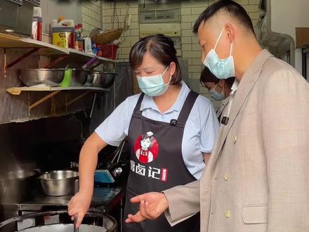 年入200万小店爆品之:蒜香猪蹄制作过程与配方#老何商业 #老何带你看商业 #餐饮 #卤味 #卤味熟食