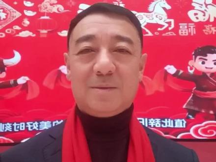 今天是农历正月初三,老辈人都知道,这一天古称“赤狗日”,是民间传说中“门神护宅”的重要日子。按照习俗,这一天宜闭门纳福、忌远行奔波,核心的心愿,就是祈求家门安宁、阖家顺遂。千百年前,先民们为了守护家园,便有了在门户上刻画符号、镌刻文字的传统,这便是门神信仰最早的雏形。后来,彩绘的门神年画逐渐流传开来,成为春节的经典符号,而刻字这份古老的祈福方式,也在岁月中不断传承,最终发展成了咱们独树一帜的金川刻字技艺。
作为扎根西北戈壁的省级非遗,金川刻字有着独属于自己的鲜明特质——它始终以木材为唯一载体,从不是简单的“在材质上写字”,而是将书法的飘逸、绘画的灵动、篆刻的苍劲,完美融入木刻创作之中。我们立足金昌本土,甄选温润坚韧的优质木料,从选料、烘干、打磨,到落刀、镌刻、修边,二十余道工序精益求精。木材的天然纹理与刀锋的利落痕迹相互交融,每一道刻痕都饱含匠心,每一件作品都兼具木质的温润与艺术的张力。
而当金川刻字遇上传统门神,便碰撞出了最具温度的春节祝福。很多人见过纸上的门神年画,却未必见过木刻之上的神将风采。我们的非遗传承人,摒弃彩绘,只用刻刀在木料上“雕琢”神韵:秦琼、尉迟恭的英武身姿,被精准利落的刀线勾勒得栩栩如生;“平安”“吉祥”“镇宅”的祈福文字,或是嵌入神将的铠甲纹路,或是环绕于飘带流转之间,与门神形象浑然一体,让文字成为门神的“灵魂内核”,也让门神成为文字的“具象表达”。
在春节民俗里,门神是家家户户的“平安屏障”,除夕贴门神,初三重护佑,这份习俗从未改变。而金川刻字打造的木刻门神,更是将这份“守护”做到了极致。它既延续了初三闭门纳福的民俗传统,承载着抵御邪祟、守护安康的美好祈愿;又以非遗技艺为载体,让古老的刻字艺术在春节里“活”了起来,成为连接传统民俗与当代生活的纽带。
一纸年画会随岁月风吹日晒而褪色模糊,而一件木刻门神,却能凭借木材的坚韧与刀刻的隽永,历经时光沉淀而愈发有韵味。今天,在这博物馆的年味里,每一件金川刻字门神作品,都是非遗传承人的匠心